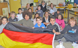 les enfants avec le drapeau allemand