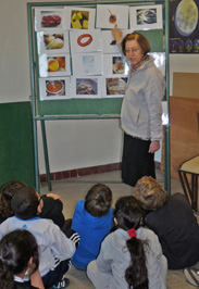 les enfants apprennent les mets du petit déjeuner