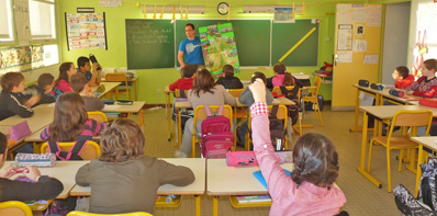 un animateur entraine les enfants