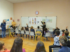 vue de la classe avec au tableau l'illustration du petit-déjeuner