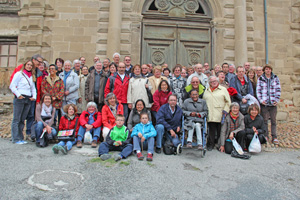 les participants devants l'abbatiale saint antoine