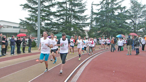 les coureurs sur la piste sous la pluie