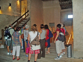 le groupe visite la tour de crest