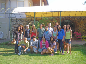 les stagiaires dans le jardin de la Manu