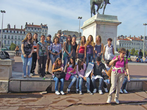 sur la place Bellecour sous la statue de Louis XIV