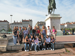 le groupe de jeunes à lyon place bellecourt