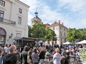 vue plus générale de la place avec les spectateurs