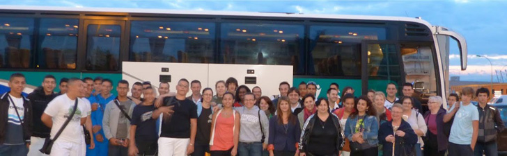 les participants devant le car au départ de Valence