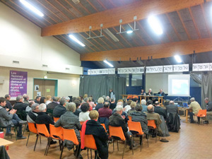 la salle des adhérents attentifs