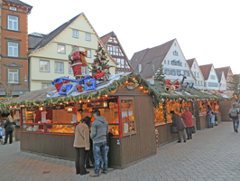 vue des stands et de la place du marché