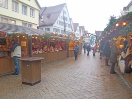 les stands et la place du marché