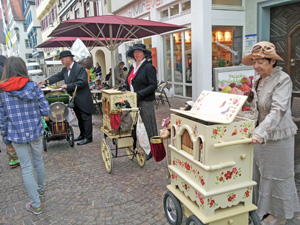 sur la grand place marche traditionnel et orgue de barbarie