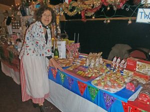 claudine tenant le stand