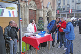 le stand avec l'église en arrière plan