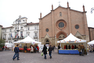 vue de la place avec les stands