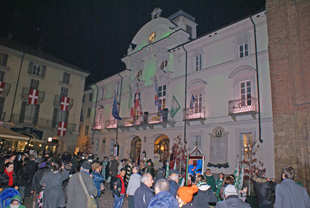 le samedi soir devant la mairie