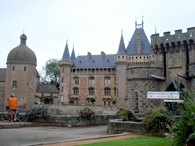 un cycliste devant un chateau