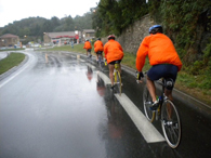 sur la route bien mouillée