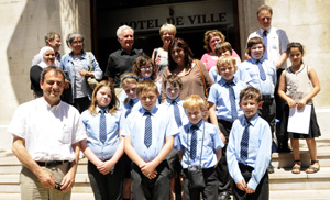 les jeunes à l'entrée de la mairie