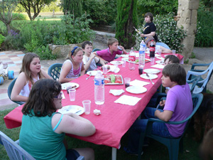 les jeunes au barbecue