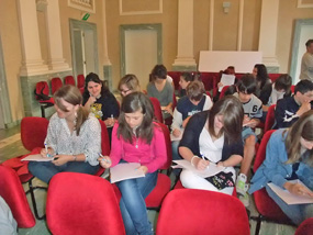 les jeunes studieux en classe