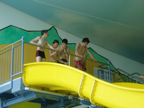 jeux de tobogan à la piscine