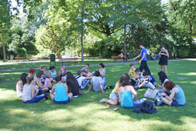 les jeunes dans le parc jouvet