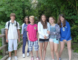 les jeunes dans la verdure
