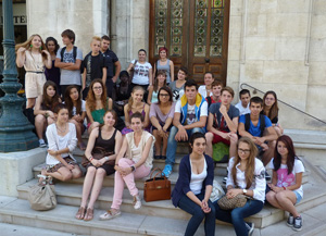 les jeunes devant la mairie