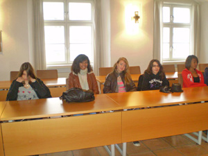 les jeunes studieux en classe