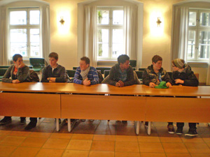 les jeunes studieux en classe