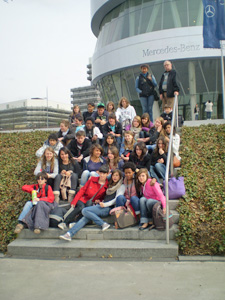 le groupe de jeunes devant le musée mercédes