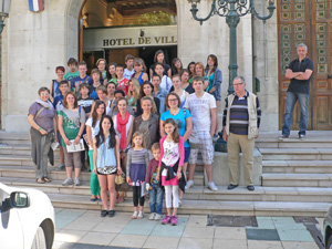 le groupe des jeunes devant la mairie
